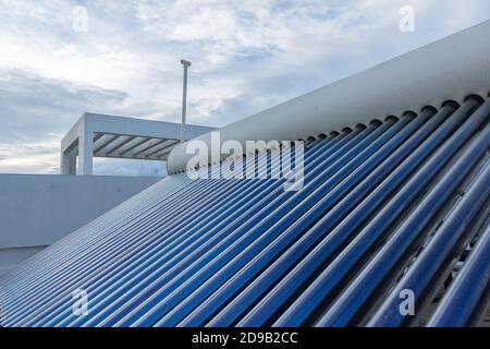 panneaux solaires et tubes installés pour le chauffage de l'eau sur le toit hauts de maisons et de bâtiments pour économiser l'énergie Banque D'Images