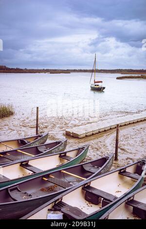 Canoës amarrés sur la rivière ADLE à Iken à Suffolk, Angleterre, Royaume-Uni Banque D'Images