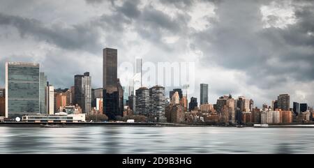 Manhattan, New York. Vue panoramique sur les gratte-ciel de Midtown sur l'East River par une journée Banque D'Images