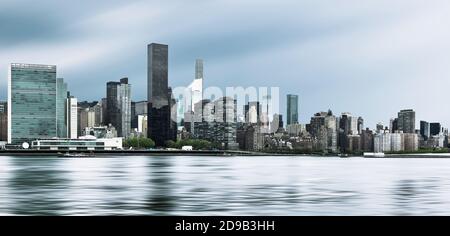 Manhattan, New York. Vue panoramique sur les gratte-ciel de Midtown sur l'East River par une journée Banque D'Images