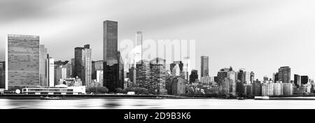 Manhattan, New York. Vue panoramique en noir et blanc de Midtown sur l'East River par une journée Banque D'Images