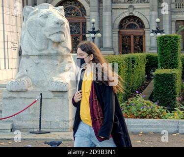 Glasgow, Écosse, Royaume-Uni, le 4 novembre 2020 : le coronavirus continue de dicter ses achats avec des masques et un ordre de la blancacité du jour. Crédit : Gerard Ferry/Alay Live News Banque D'Images