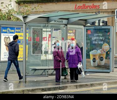 Glasgow, Écosse, Royaume-Uni, le 4 novembre 2020 : le coronavirus continue de dicter ses achats avec des masques et un ordre de la blancacité du jour. Crédit : Gerard Ferry/Alay Live News Banque D'Images