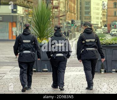 Glasgow, Écosse, Royaume-Uni, le 4 novembre 2020 : le coronavirus continue de dicter ses achats avec des masques et un ordre de la blancacité du jour. Crédit : Gerard Ferry/Alay Live News Banque D'Images