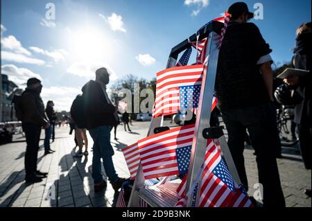 Berlin, Allemagne. 04e novembre 2020. De petits drapeaux américains sont attachés à un escabeau à la porte de Brandebourg au cours d'un rassemblement sous la devise "transition pacifique de la présidence et un USA démocratique". Plus de 200 millions d'Américains ont été appelés à élire un nouveau président et les membres de la Chambre des représentants. Credit: Fabian Sommer/dpa/Alay Live News Banque D'Images