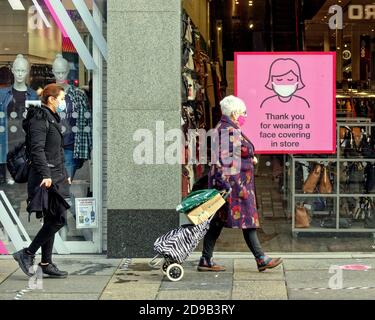 Glasgow, Écosse, Royaume-Uni, le 4 novembre 2020 : le coronavirus continue de dicter ses achats avec des masques et un ordre de la blancacité du jour. Crédit : Gerard Ferry/Alay Live News Banque D'Images