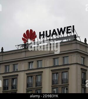 Logo Huawei sur un bâtiment à Varsovie, Pologne. Octobre 30.2020. Banque D'Images