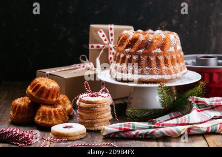 Assortiment de desserts de Noël faits maison et boîtes cadeaux sur un table rustique en bois Banque D'Images