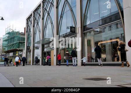 Cheltenham, Royaume-Uni. 4 novembre 2020. Shoppers by John Lewis magasin sur Cheltenham High Street, 48 heures avant le deuxième verrouillage du Royaume-Uni commence le 5 novembre. Crédit: Thousand Word Media Ltd/Alay Live News Banque D'Images