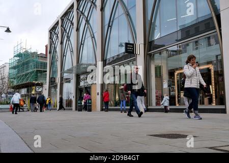 Cheltenham, Royaume-Uni. 4 novembre 2020. Shoppers by John Lewis magasin sur Cheltenham High Street, 48 heures avant le deuxième verrouillage du Royaume-Uni commence le 5 novembre. Crédit: Thousand Word Media Ltd/Alay Live News Banque D'Images