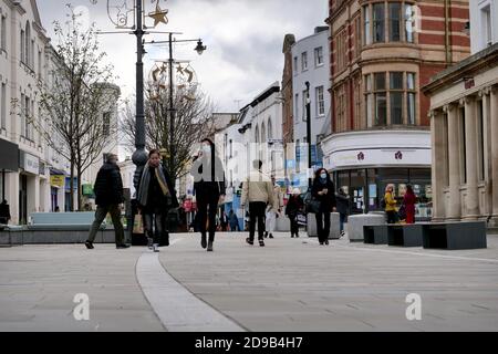 Cheltenham, Royaume-Uni. 4 novembre 2020. Shoppers sur Cheltenham High Street, 48 heures avant le deuxième verrouillage du Royaume-Uni commence le 5 novembre. Crédit: Thousand Word Media Ltd/Alay Live News Banque D'Images