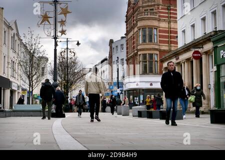 Cheltenham, Royaume-Uni. 4 novembre 2020. Shoppers sur Cheltenham High Street, 48 heures avant le deuxième verrouillage du Royaume-Uni commence le 5 novembre. Crédit: Thousand Word Media Ltd/Alay Live News Banque D'Images