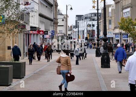 Cheltenham, Royaume-Uni. 4 novembre 2020. Shoppers sur Cheltenham High Street, 48 heures avant le deuxième verrouillage du Royaume-Uni commence le 5 novembre. Crédit: Thousand Word Media Ltd/Alay Live News Banque D'Images