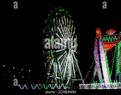Vue nocturne des manèges du parc d'attractions, Ferris Wheel dans la foire de diwali Banque D'Images