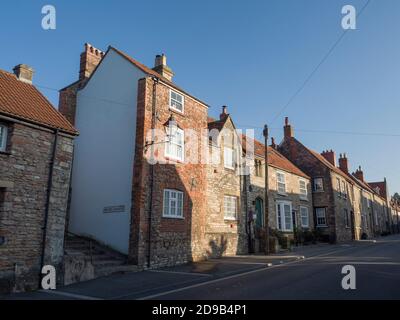 Cottages sur la rue St Thomas dans la ville de Wells, Somerset, Angleterre. Banque D'Images