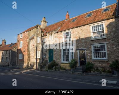 Cottages sur la rue St Thomas dans la ville de Wells, Somerset, Angleterre. Banque D'Images