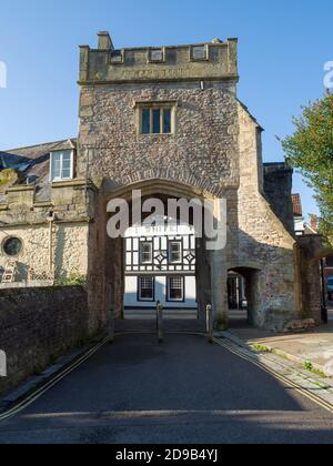 La porte Brown du XVe siècle donne sur Sadler Street depuis Cathedral Green dans la ville de Wells, Somerset, Angleterre. Banque D'Images