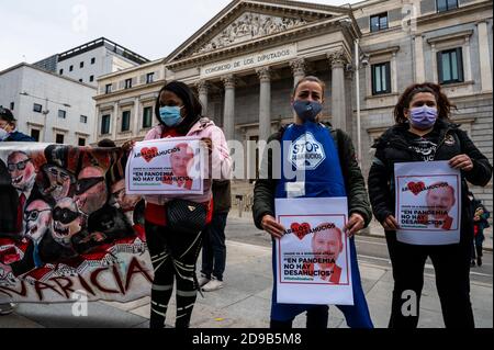 Madrid, Espagne. 04e novembre 2020. Les femmes tiennent un écriteau indiquant « aucune expulsion en cas de pandémie » lors d'une manifestation devant le Parlement espagnol pour exiger l'arrêt des expulsions pendant l'épidémie du coronavirus (COVID-19). Credit: Marcos del Mazo/Alay Live News Banque D'Images