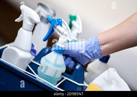 Close up photo de femme de ménage tenant un panier de produits de nettoyage  Photo Stock - Alamy