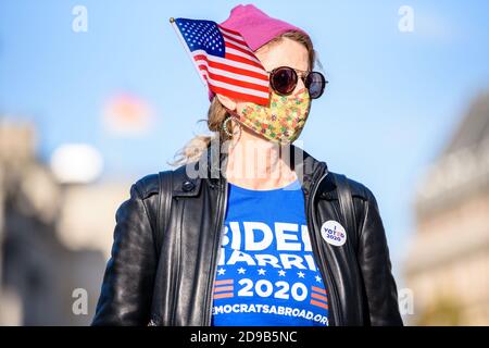 Berlin, Berlin, Allemagne. 4 novembre 2020. Un manifestant et partisan du candidat démocrate à la présidence, l'ancien vice-président JOE BIDEN, peut être vu à côté de la porte de Brandebourg dans le centre de Berlin lors d'un rallye qui débouche sur la devise 'Comte the votes! Rassemblement pour des élections équitables aux États-Unis organisé par les Démocrates à l'étranger, l'organisation officielle du Parti démocratique pour les citoyens des États-Unis vivant de façon permanente ou temporaire hors des États-Unis, pendant le compte de vote final en attente pour l'élection présidentielle américaine de 2020. Banque D'Images