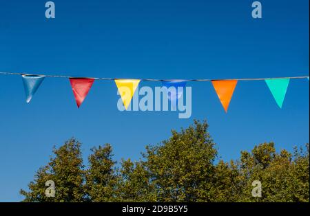 Triangle coloré bunting drapeaux de différentes couleurs comme concep festival Banque D'Images