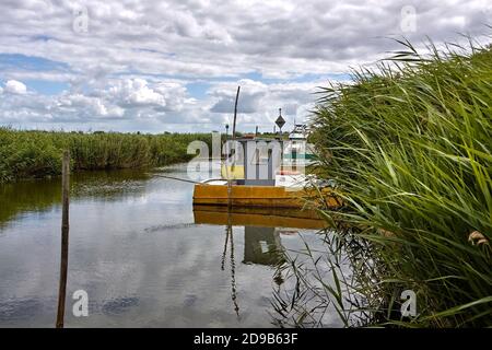 Bateaux de pêche reflétés dans l'eau. Banque D'Images