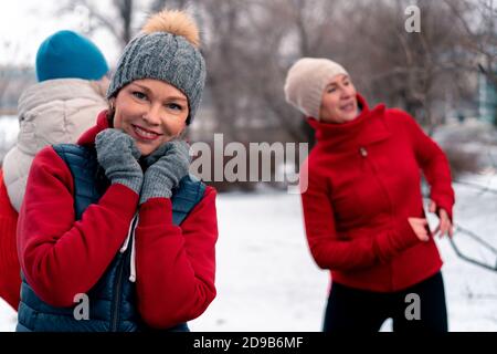 Senior femmes amis danse et sourire après l'entraînement en plein air dans le parc . Style de vie actif et amitié au Moyen âge. Active et dynamique me mature Banque D'Images