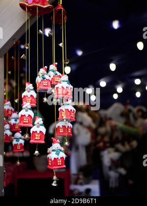 Décorations de Noël suspendues dans une cabine du marché de Noël de Chester, en Angleterre Banque D'Images