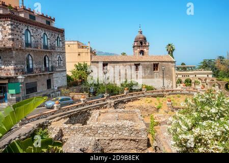 Vue sur la place et l'église San Pancrazio. Taormina, Sicile, Italie Banque D'Images