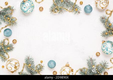 Cadre de Noël sur fond blanc de vacances avec décorations, espace de copie. Banque D'Images