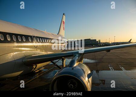 HEATHROW LONDRES, ROYAUME-UNI, 4 NOVEMBRE 2020. Les avions se sont garés sur la piste au lever du soleil au terminal 5 de l'aéroport d'Heathrow car de nombreux voyageurs se préparent à quitter le Royaume-Uni avant le début du nouveau confinement de Covid jeudi. Credit: amer ghazzal / Alamy Live News Banque D'Images