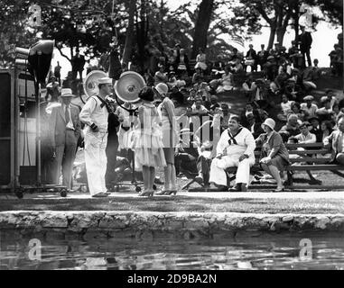 Le réalisateur LEWIS R. FOSTER (avec un chapeau blanc à côté de Camera Booth) STAN LAUREL et OLIVER HARDY sur place Candid à Hollenbeck Park Boyle Heights Los Angeles tournage HOMMES O' WAR 1929 dialogue H.M. Walker et Leo McCarey directeur de la photographie George Stevens Hal Roach Studios / Metro Goldwyn Mayer Banque D'Images