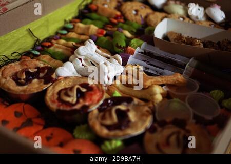 Ensemble de petits gâteaux et gâteries pour Halloween et friandises une boîte pour faire la fête Banque D'Images