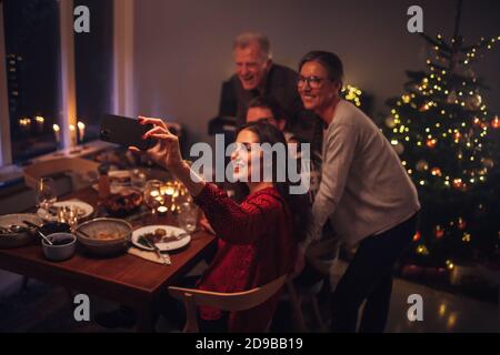 Une famille heureuse se connectant avec ses proches lors d'un appel vidéo pendant Noël. Noël pendant la pandémie. Banque D'Images