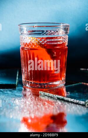 cocktail d'alcool mélangé au rhum et à l'orange sur le bleu Banque D'Images