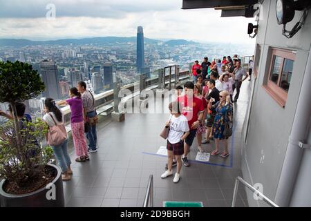 Les visiteurs profitent de la vue panoramique sur les gratte-ciel de Kuala Lumpur sur Skydeck. KL Tower est une attraction touristique populaire à Kuala Lumpur. Banque D'Images