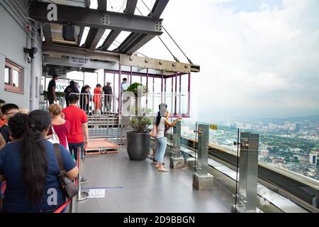 Les visiteurs profitent de la vue panoramique sur les gratte-ciel de Kuala Lumpur sur Skydeck. KL Tower est une attraction touristique populaire à Kuala Lumpur. Banque D'Images