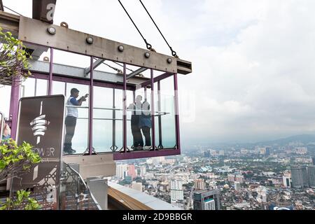 Les visiteurs qui prennent des photos à la KL Tower Skybox, sur Skydeck. KL Tower est une attraction touristique populaire à Kuala Lumpur. Banque D'Images