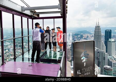 Les visiteurs qui prennent des photos à la KL Tower Skybox, sur Skydeck. KL Tower est une attraction touristique populaire à Kuala Lumpur. Banque D'Images