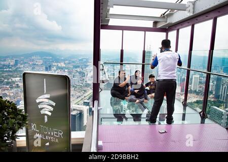 Les visiteurs qui prennent des photos à la KL Tower Skybox, sur Skydeck. KL Tower est une attraction touristique populaire à Kuala Lumpur. Banque D'Images