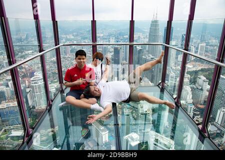 Les visiteurs qui prennent des photos à la KL Tower Skybox, sur Skydeck. KL Tower est une attraction touristique populaire à Kuala Lumpur. Banque D'Images