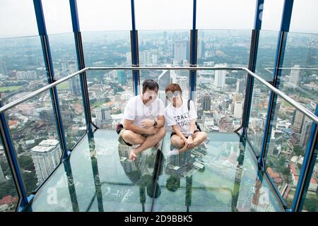 Les visiteurs qui prennent des photos à la KL Tower Skybox, sur Skydeck. KL Tower est une attraction touristique populaire à Kuala Lumpur. Banque D'Images