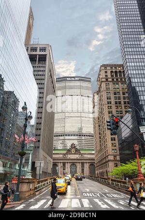 NEW YORK, Etats-Unis - 04 mai 2016 : façade du Grand Central terminal à New York City avec immeuble de bureaux en arrière-plan. Piétons traversant devant Banque D'Images