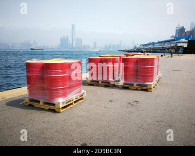 Baril rouge de marchandises sur palettes dans le front de mer à l'aire de travail de fret public du district de l'Ouest, port de Victoria, Hong Kong Banque D'Images