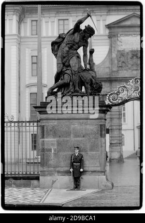 Tchécoslovaquie Révolution de velours Prague novembre 1989 scannée en 2020 Château de Prague, siège du président de la Tchécoslovaquie en 1989 Wikipedia: La Révolution de velours (tchèque: Sametová révolution) ou la Révolution douce (slovaque: Nežná revolúcia) était une transition de pouvoir non violente dans ce qui était alors la Tchécoslovaquie, qui s'est produite du 17 novembre au 29 décembre 1989. Les manifestations populaires contre le gouvernement à parti unique du Parti communiste de Tchécoslovaquie comprenaient des étudiants et des dissidents plus âgés. Il en a résulté la fin de 41 ans de régime à parti unique en Tchécoslovaquie et le démantèlement subséquent Banque D'Images