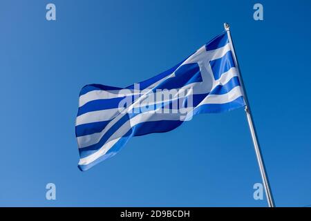 Le drapeau bleu et blanc de la Grèce vole sur l'île grecque de Santorin contre un ciel bleu vif de Méditerranée. 20 octobre 2015. Photo: Neil Turner Banque D'Images