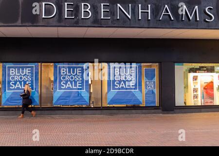 Vente Croix Bleue dans les fenêtres du grand magasin Debenhams en début de matinée dans le centre de Bournemouth comme le soleil se lève et la ville commence à se réveiller. 23 janvier 2015 photo © Neil Turner Banque D'Images