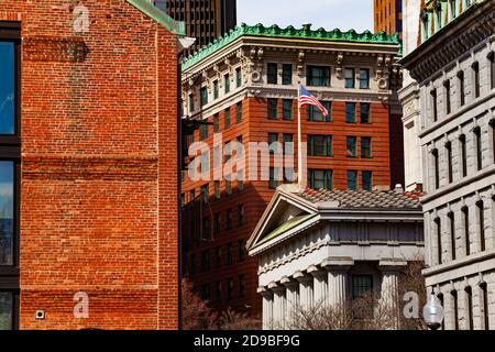 Drapeau américain au sommet du bâtiment central de la rue dans le centre-ville de Boston, Massachusetts, États-Unis Banque D'Images