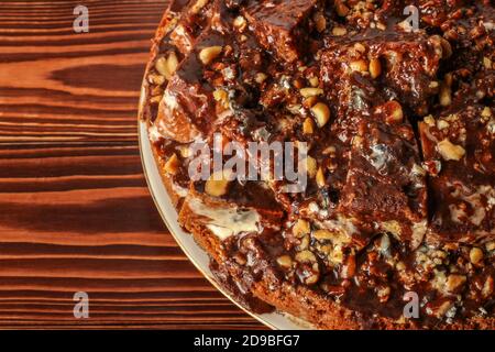 Gâteau éponge fait main avec noix et cacao gros plan Banque D'Images