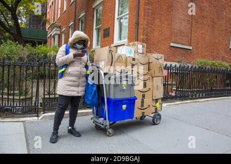 Amazon chargée de la livraison vérifie son itinéraire pour les livraisons dans Greenwich Village à l'Université de New York à New York. Banque D'Images